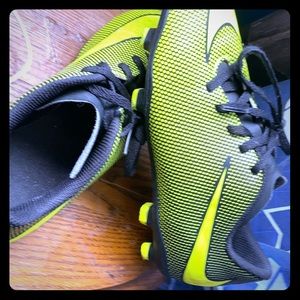 I’m selling Nike sport shoes